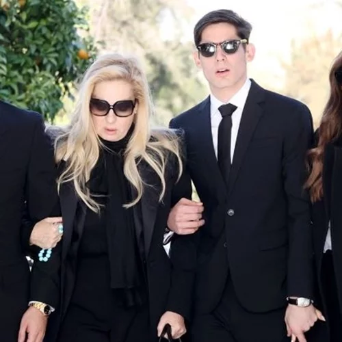 Η Έλενα Μακρή Λυμπέρη με τα παιδιά της | Η κηδεία του Αντώνη Λυμπέρη