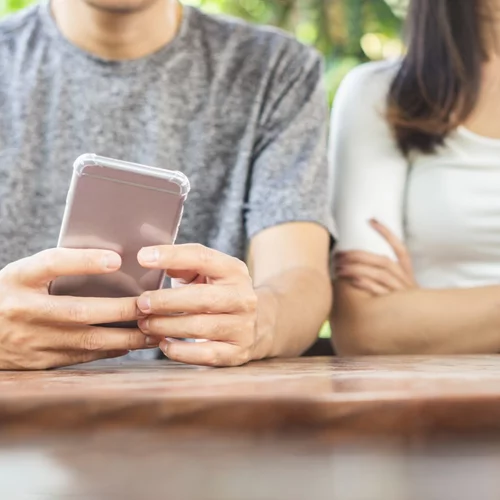 Νιώθεις ότι σου λέει ψέματα; 7 τεχνικές για να το καταλάβεις (FBI approved)