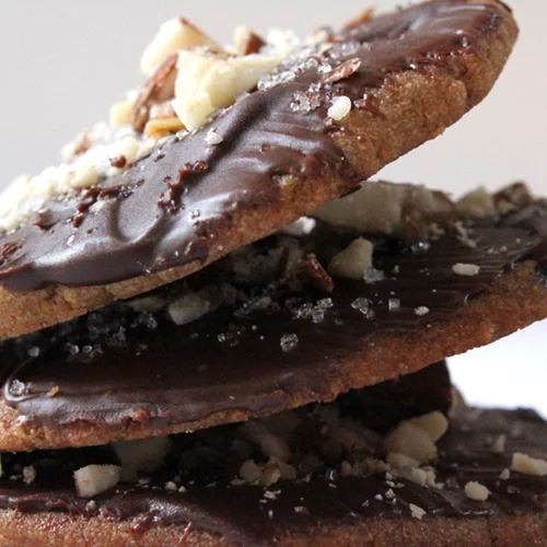 Μπισκότα με μαύρη σοκολάτα και χοντρό θαλασσινό αλάτι