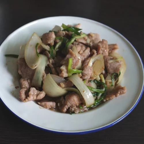 Χοιρινό με πράσα αυγολέμονο | To ιδανικό πιάτο για μεγάλες οικογενειακές συγκεντρώσεις στο σπίτι