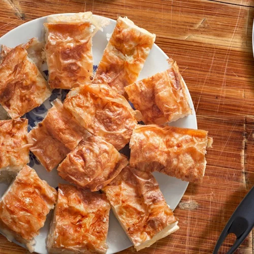 Συνταγή για σκεπαστή πίτα με μοτσαρέλα και προσούτο