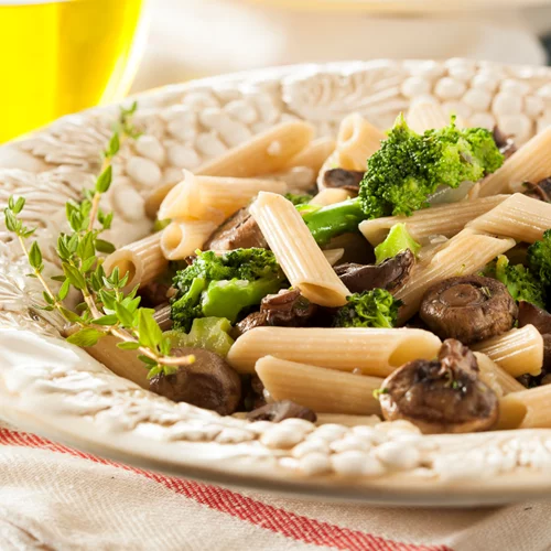 Πένες με μπρόκολο, μανιτάρια και τυριά
