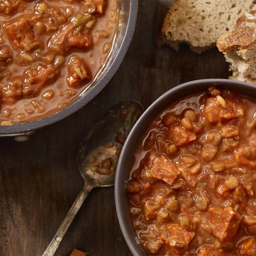 Φασόλια γίγαντες στο φούρνο με λουκάνικα χωριάτικα