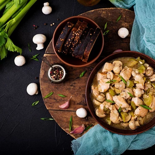 Συνταγή για κοτόπουλο με σέλινο | Ένα υγιεινό μεσημεριανό για να δοκιμάσεις