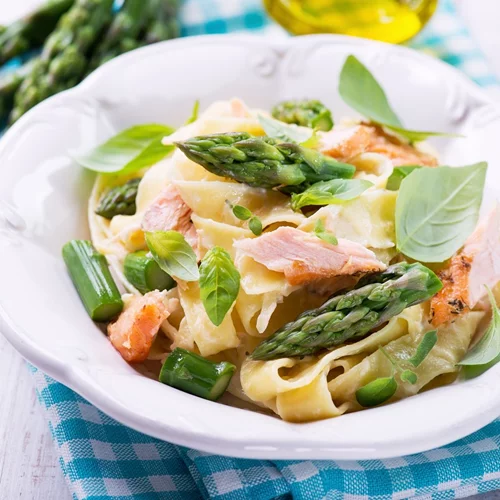 Σολομός με βότκα και παπαρδέλες | Μία εύκολη συνταγή που εντυπωσιάζει γευστικά