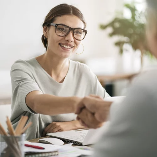 Η γλώσσα του σώματος στη συνέντευξη: Οι κινήσεις, η οπτική επαφή και οι τεχνικές που θα σε βοηθήσουν