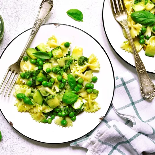 Συνταγή για φαρφάλες με πέστο, μελιτζάνες και αρακά
