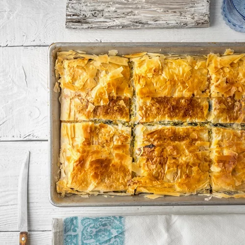 Συνταγή για τυρόπιτα με κασέρι, φέτα, γραβιέρα | Η πιο εύκολη συνταγή