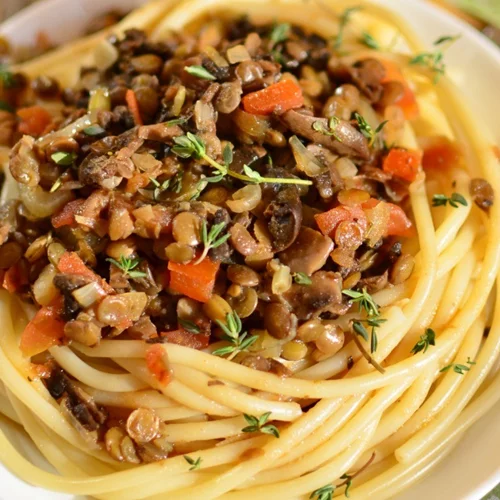 Συνταγή για μακαρόνια με φακές | Μια διαφορετική «μπολονέζ» για όσους δεν τρώνε κρέας