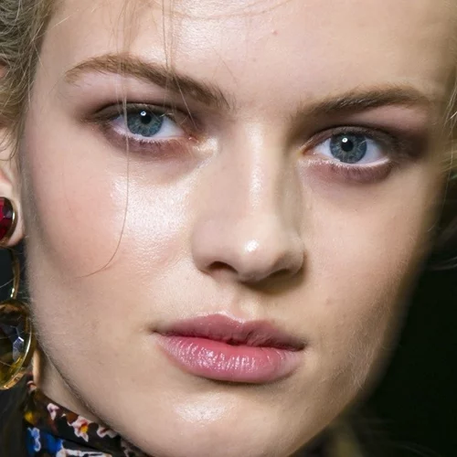 Πώς θα φορέσεις σωστά το λιπ γκλος | Κι όμως, θέλει τρόπο