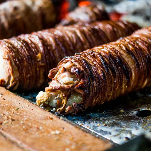 Συνταγή για κοκορέτσι μαρινέ σε μαυροδάφνη από τον Λευτέρη Λαζάρου για την Κυριακή του Πάσχα