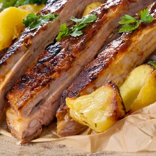 Κατσικάκι ψητό με πατάτες, αρωματισμένο με μπίρα για την Κυριακή του Πάσχα