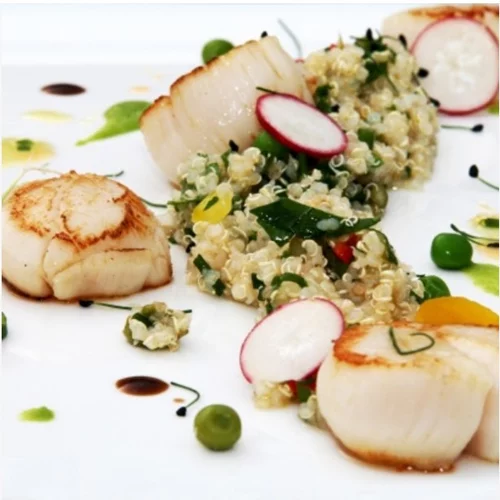 Σαλάτα με κινόα, πουρέ από αρακά και ψητά χτένια