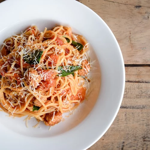 Γαριδομακαρονάδα | Η εύκολη συνταγή για την πιο καλοκαιρινή μακαρονάδα