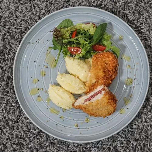 Συνταγή για κοτόπουλο cordon bleu | Ο πιο ζουμερός και γευστικός τρόπος να φας το κοτόπουλο