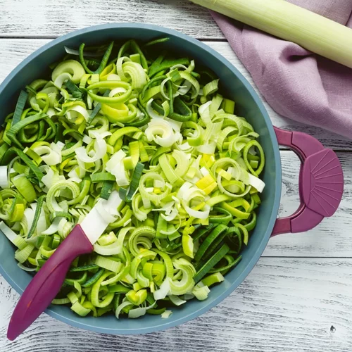 Συνταγή για πρασοσαλάτα με φέτα | Εύκολη, γευστική και θρεπτική σαλάτα