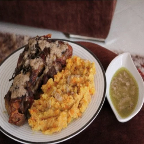 Κότσι στη γάστρα με πουρέ πατάτας και καρότου