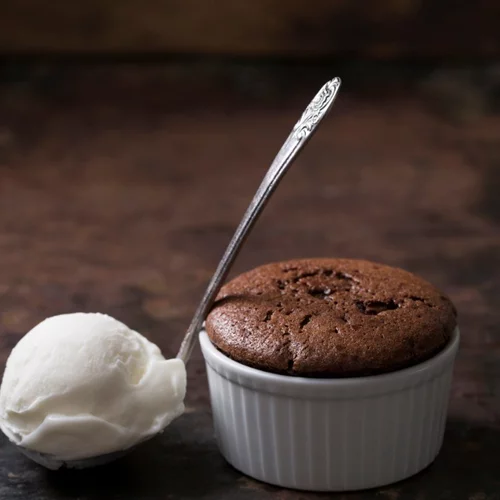 Η εύκολη συνταγή για σουφλέ σοκολάτας