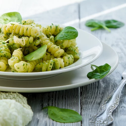 Σαλάτα ζυμαρικών με πέστο ρόκας για ένα ελαφρύ και νόστιμο γεύμα