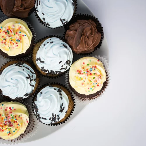 Μάφιν σοκολάτας με γλάσο βανίλιας | Μια εύκολη συνταγή για σπιτικά μάφινς