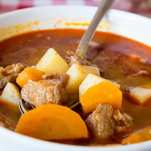 Συνταγή για χοιρινό με πατάτες γιαχνί