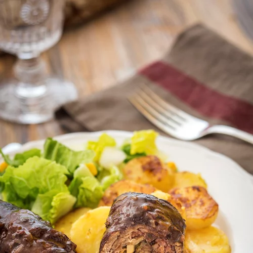 Χοιρινό ρολό γεμιστό με πατατούλες στο φούρνο