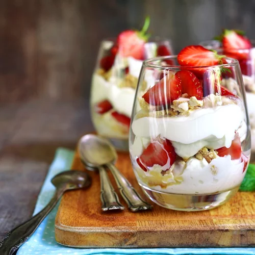 Συνταγή για σπιτική τράιφλ με φράουλες, κρέμα λεμονιού και κέικ