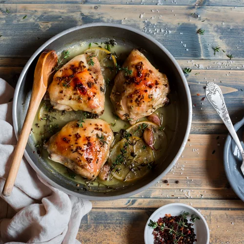 Συνταγή για κοτόπουλο με κρέμα γάλακτος και αρωματικά βότανα