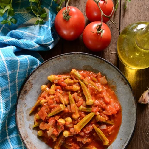 Συνταγή για κοτόπουλο με μπάμιες στο φούρνο