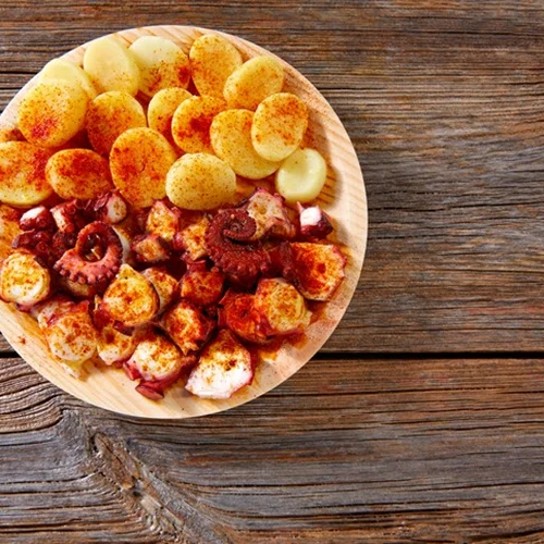 Κοκκινιστό χταποδάκι με πατάτες στη γάστρα