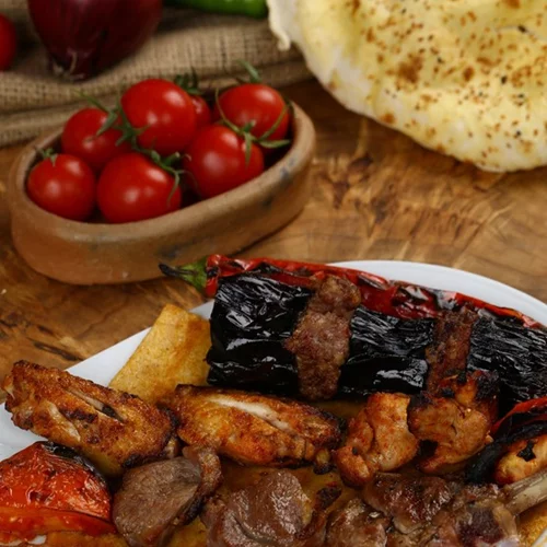 Μοσχάρι με μελιτζάνες και κόκκινη σάλτσα