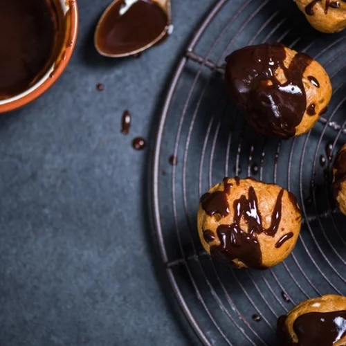 Η πιο εύκολη συνταγή για προφιτερόλ με μπισκότα