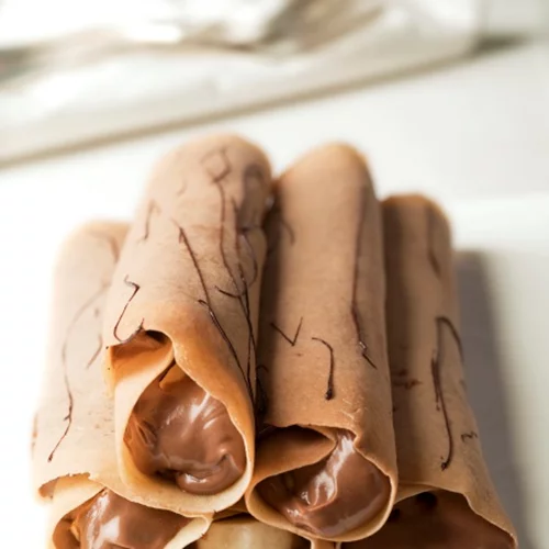 Συνταγή για γλυκές κρέπες με πραλίνα και μπανάνα