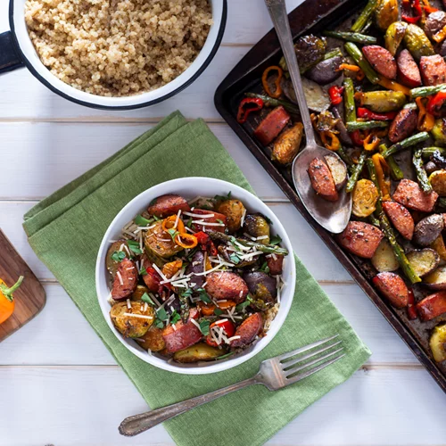 Λουκάνικο στη λαδόκολλα με λαχανικά