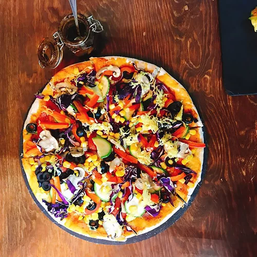 Συνταγή για vegan πίτσα με τα πιο λαχταριστά λαχανικά