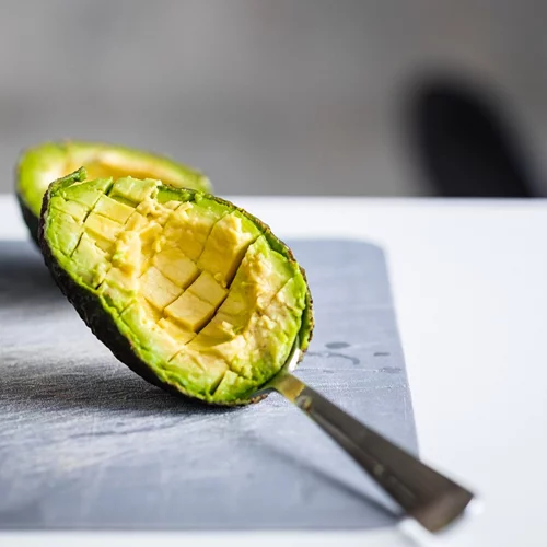 Πώς να φάω το αβοκάντο; 3 διαφορετικοί και υγιεινοί τρόποι να το απολαύσεις