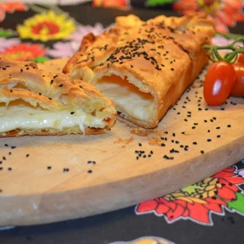 Κλασική τυρόπιτα μόνο με 4 υλικά | Η συνταγή που θα σε σώσει όταν δεν έχεις χρόνο