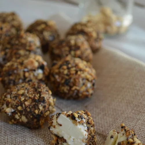 Συνταγή για αλμυρά τρουφάκια με φέτα και τυρί κρέμα