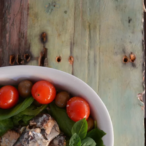 Σαλάτα με καπνιστό τόνο και σαρδέλες | Αυτή η σαλάτα μυρίζει Αιγαίο