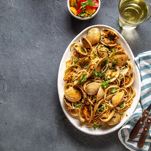 Ιταλική μακαρονάδα με αχιβάδες (alle vongole) από τον Λευτέρη Λαζάρου