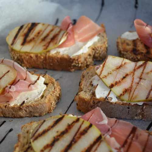 Συνταγή για ανοιχτό σάντουιτς (tartine) με προσούτο και αχλάδι