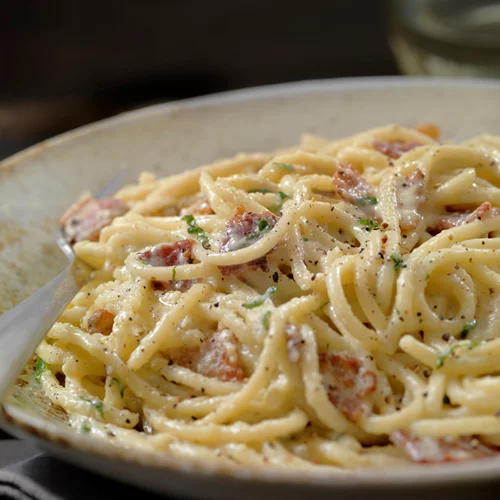 Συνταγή για καρμπονάρα στο φούρνο από τον Άκη Πετρετζίκη