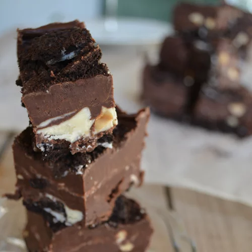 Πανεύκολο μπισκοτένιο fudge σοκολάτας με 4 μόνο υλικά