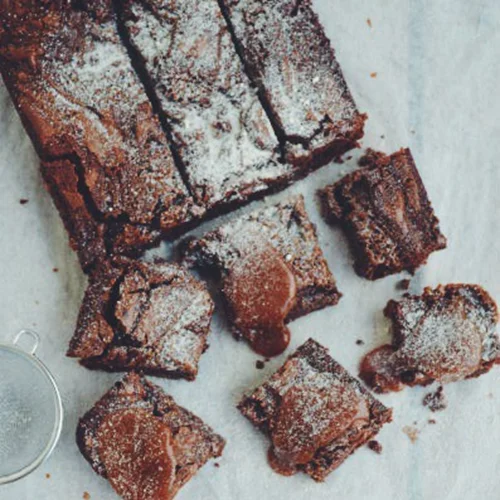 Brownies σοκολάτας με αλμυρή καραμέλα γάλακτος | Μια εύκολη συνταγή για ένα εντυπωσιακό επιδόρπιο