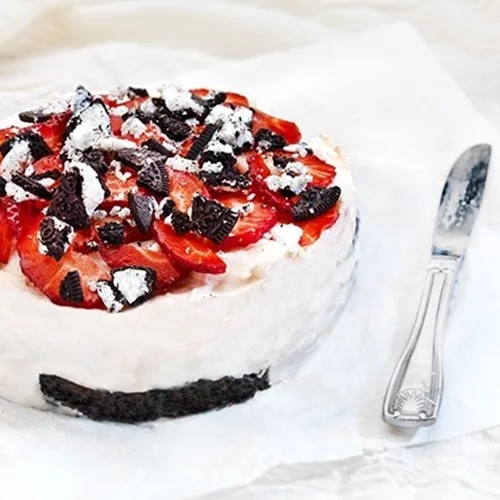 Γλυκό με μπισκότα και φράουλες από την Αργυρώ Μπαρμπαρίγου