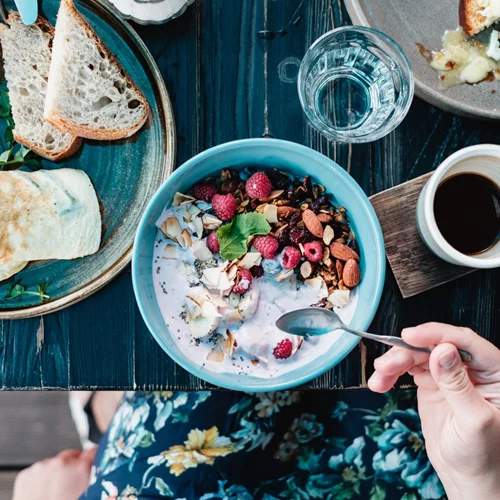 Τα "δημητριακά" της φύσης | Το viral πρωινό γεύμα με μούρα και νερό καρύδας