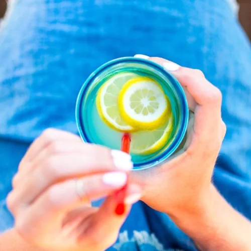 Να πίνουμε ζεστό νερό με λεμόνι το πρωί;