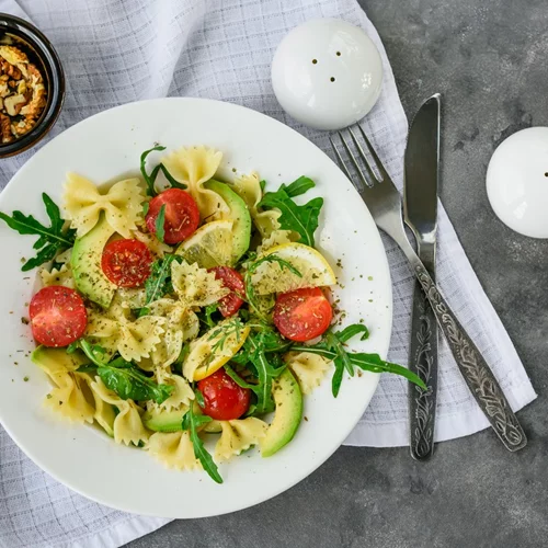 Τι να φάω σήμερα; Η ελαφριά σαλάτα με ζυμαρικά και σάλτσα γιαουρτιού είναι η πιο γρήγορη καλοκαιρινή συνταγή