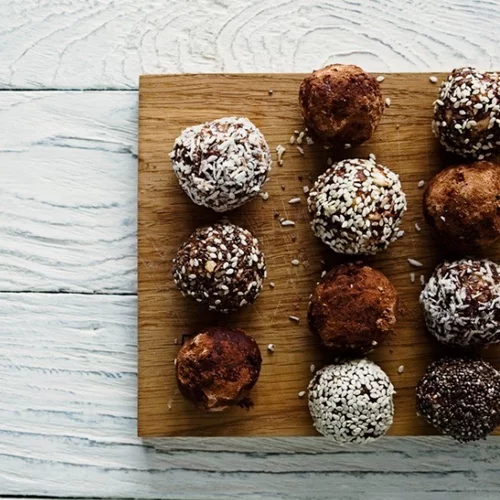 Θες υγιεινό γλυκό με ταχίνι; Συνταγή για τρουφάκια με ταχίνι και σοκολάτα