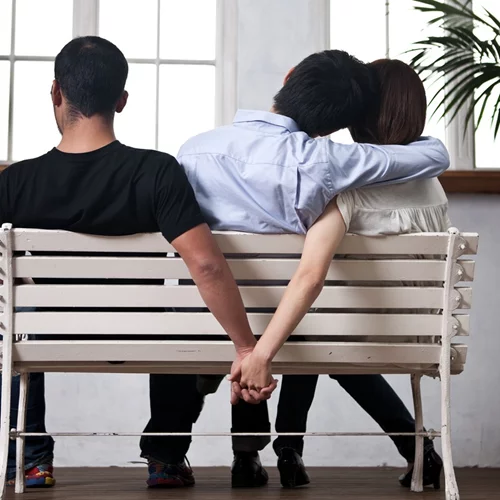 Ανάλυσέ Το | Τα μικρά ψεματάκια για την απιστία που γίνονται μεγάλα μυστικά